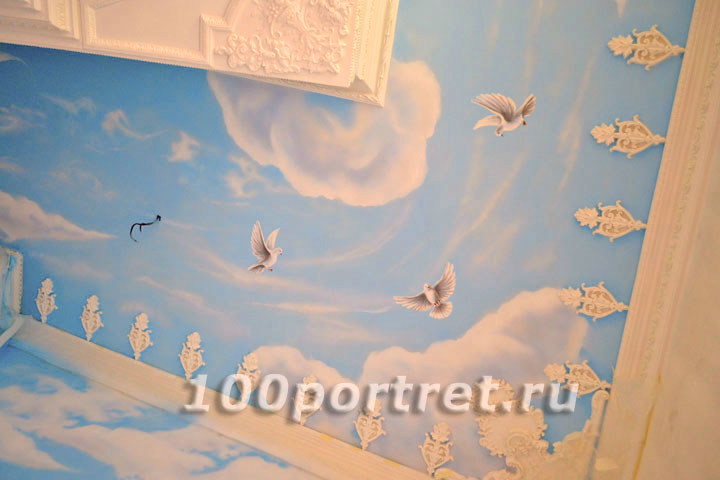 Художественная роспись потолка банкетного зала голуби в небе